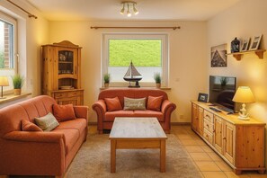 Fernseher, DVD-Player, Bücher, Stereoanlage