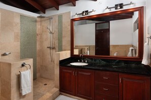 Een douche, een haardroger, handdoeken