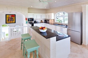 ثلاجة، ميكروويف، فرن، موقد طهي مسطح