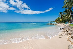 On the beach - Beachfront Condo with 2 Plunge Pools - Reeds House 1 (Reeds Bay)