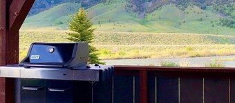 15% GRAND OPENING DISCOUNT! Haus am Fluss in der Nähe von Yellowstone Park & Hebgen Lake
