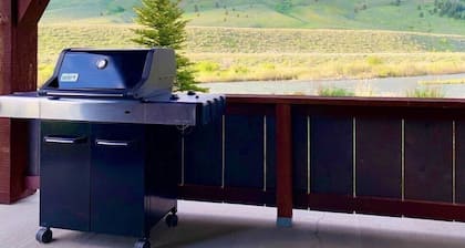 15% GRAND OPENING DISCOUNT! Haus am Fluss in der Nähe von Yellowstone Park & Hebgen Lake