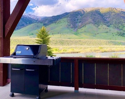 Madison River Retreat with Direct fishing access