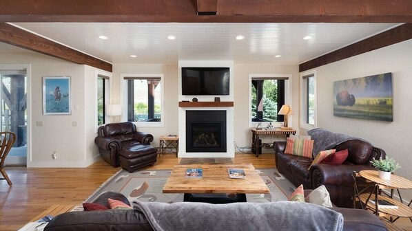 Smart-TV, Kamin, DVD-Player, Bücher