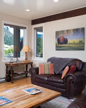 Smart-TV, Kamin, DVD-Player, Bücher