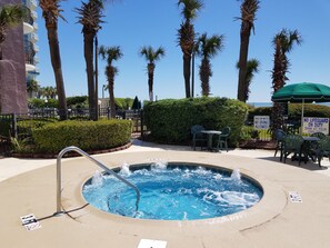 Outdoor spa tub - Dave's Vacation Rentals - Palms resort (Myrtle Beach)