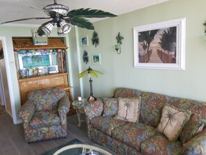 Smart TV, DVD player, video library - Dave's Vacation Rentals - Palms resort (Myrtle Beach)