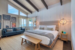 4 bedrooms, desk, iron/ironing board, travel cot - Lakeview by AvantStay | Private Waterfront Cabin w/ Hot Tub & Views (Tahoe Vista)