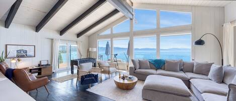 Smart TV, chimenea, futbolito, oficina