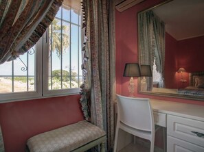 1 slaapkamer, een kluis op de kamer, een bureau