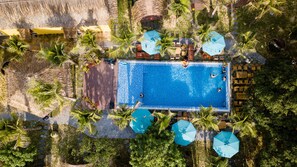 Una piscina al aire libre