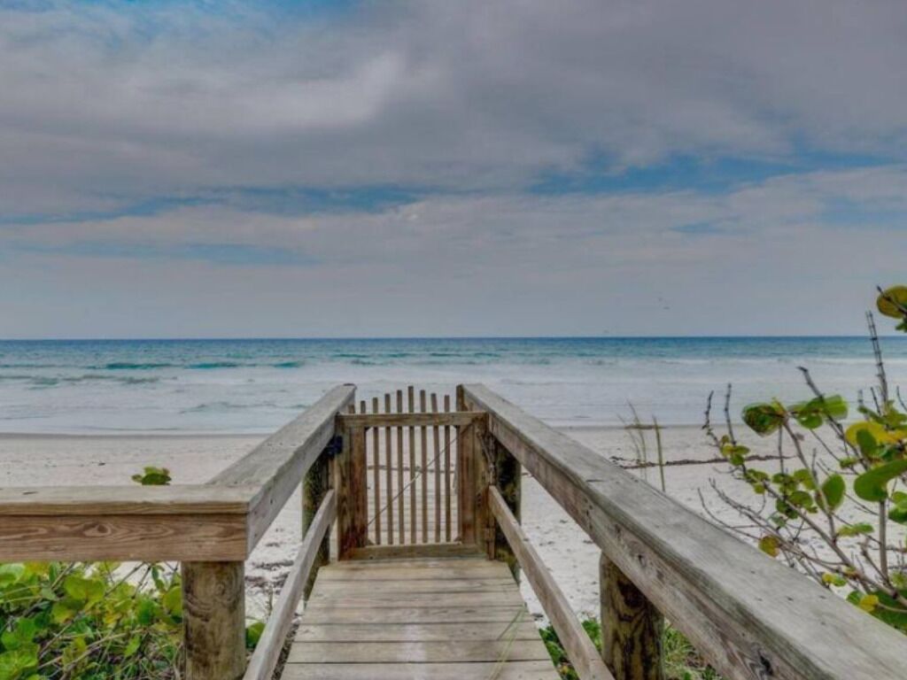 Beautiful Oceanfront Condo- spacious corner unit