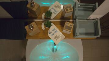 Camera doppia | Bagno | Set di cortesia gratuito, asciugacapelli, bidet, asciugamani