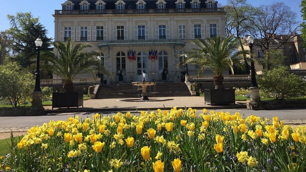 A historic building with a grand entrance, a fountain in front, and a garden with yellow flowers. - Luxurious Vacation Rental 10 mins walk from Epernay town centre (Épernay)