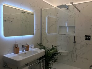 Combined shower/bathtub, hair dryer, towels, soap
