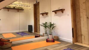 A yoga room with wooden beams, a large mirror, orange mats, a potted plant, and a small wooden shelf. - Luxurious Vacation Rental 10 mins walk from Epernay town centre (Épernay)