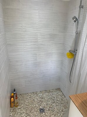 Dusche, Handtücher, Toilettenpapier
