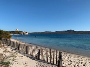 Nær stranden og strandhåndklær