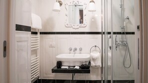 Shower, hair dryer, bathrobes, bidet - Casa di Flo (Your home in the center of Bari) (Bari)