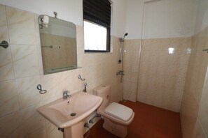 Standard Double Room | Bathroom | Shower, free toiletries, towels