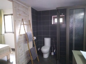 Dusj, hårføner, håndklær og toalettpapir