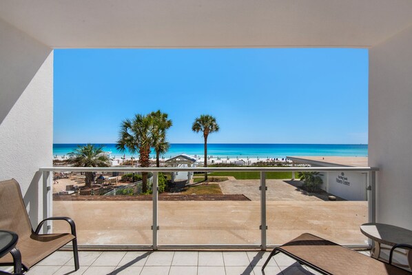 Un balcón con vista despejada a la playa y al océano.