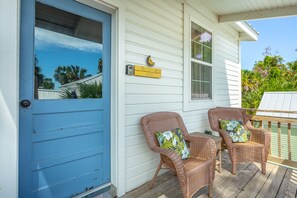 Terrace/patio - Blue Moon Carriage House Loft in historic Apalachicola FL downtown district (Apalachicola)