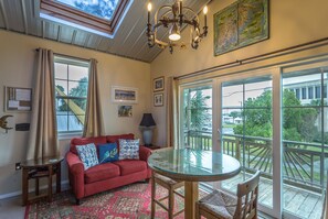 Smart TV, books - Blue Moon Carriage House Loft in historic Apalachicola FL downtown district (Apalachicola)