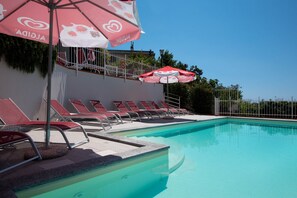 Piscine extérieure (ouverte en saison), parasols de plage