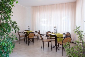 Petit déjeuner composé de spécialités régionales (10 EUR par personne)