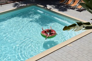 Una piscina al aire libre de temporada (de 09:00 a 19:00), sombrillas