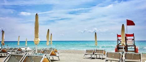Am Strand, Liegestühle, Sonnenschirme, Strandbar
