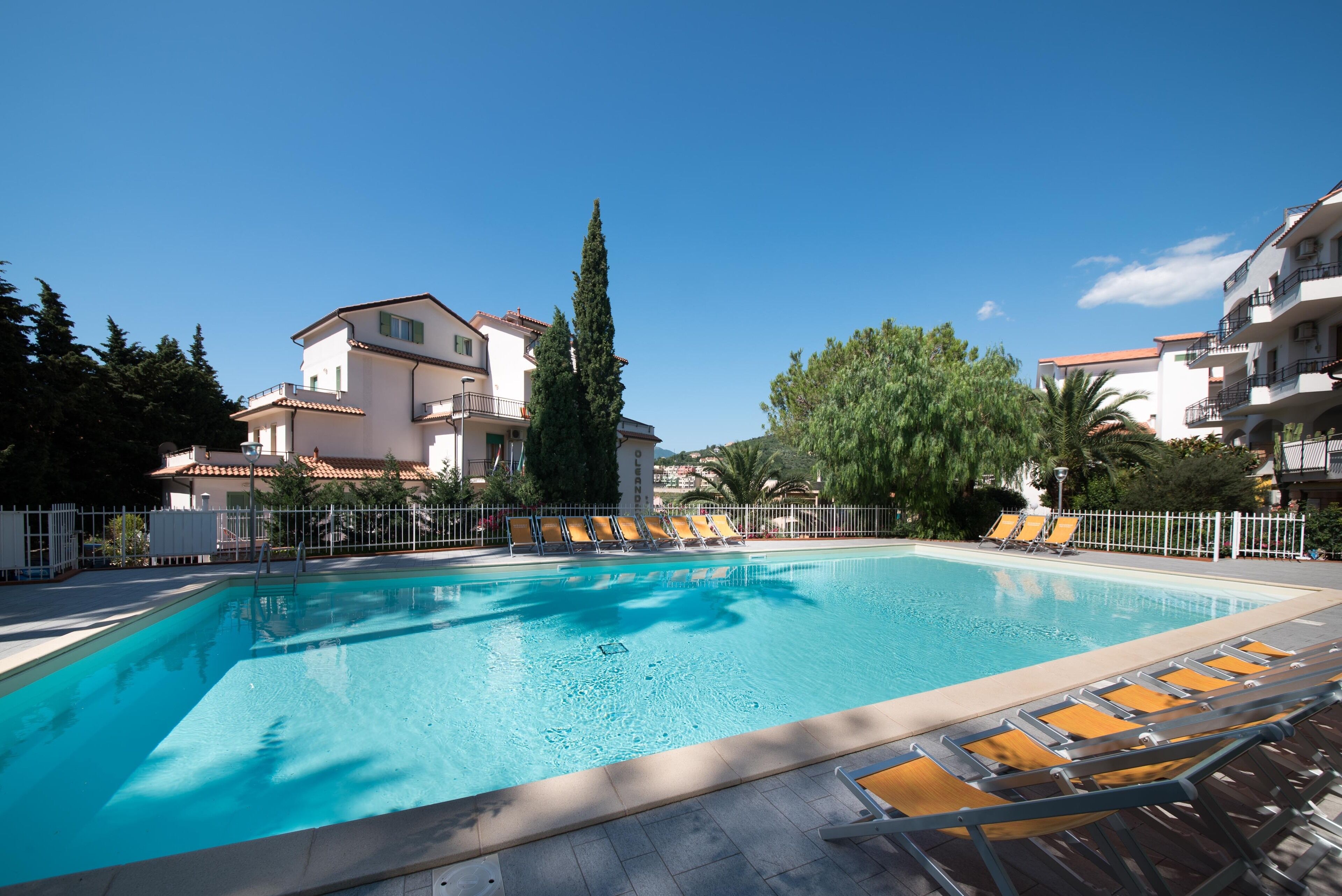 Piscina stagionale all'aperto, ombrelloni da piscina, lettini
