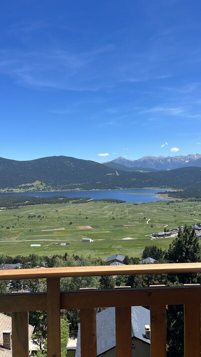 Cosy chalet LES ANGLES with superb lake and mountain views - sleeps 4
