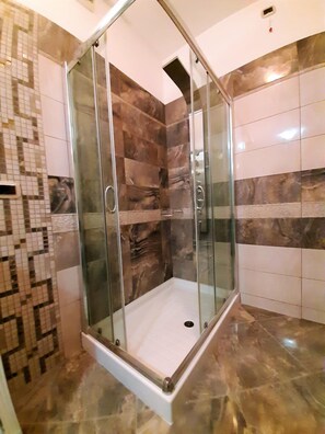 Pancuran mandi, hulu semburan mandi hujan, selipar, bidet 