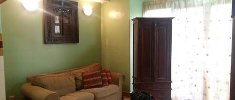 Fernseher, Tischtennisplatte