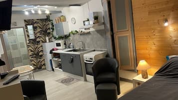 Iron/ironing board, free WiFi, bed sheets