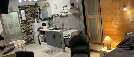 Tabla de planchar con plancha, wifi gratis, ropa de cama