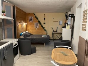 Silitysrauta/-lauta, ilmainen Wi-Fi, vuodevaatteet