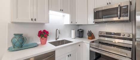 Réfrigérateur, four à micro-ondes, un four, surface de cuisson