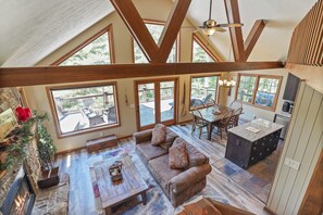 Smart-tv, pejs, dvd-afspiller, bordtennisbord