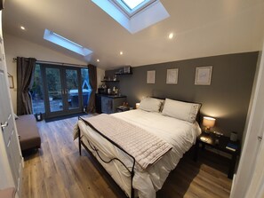 1 dormitorio, escritorio, tabla de planchar con plancha y cuna de viaje