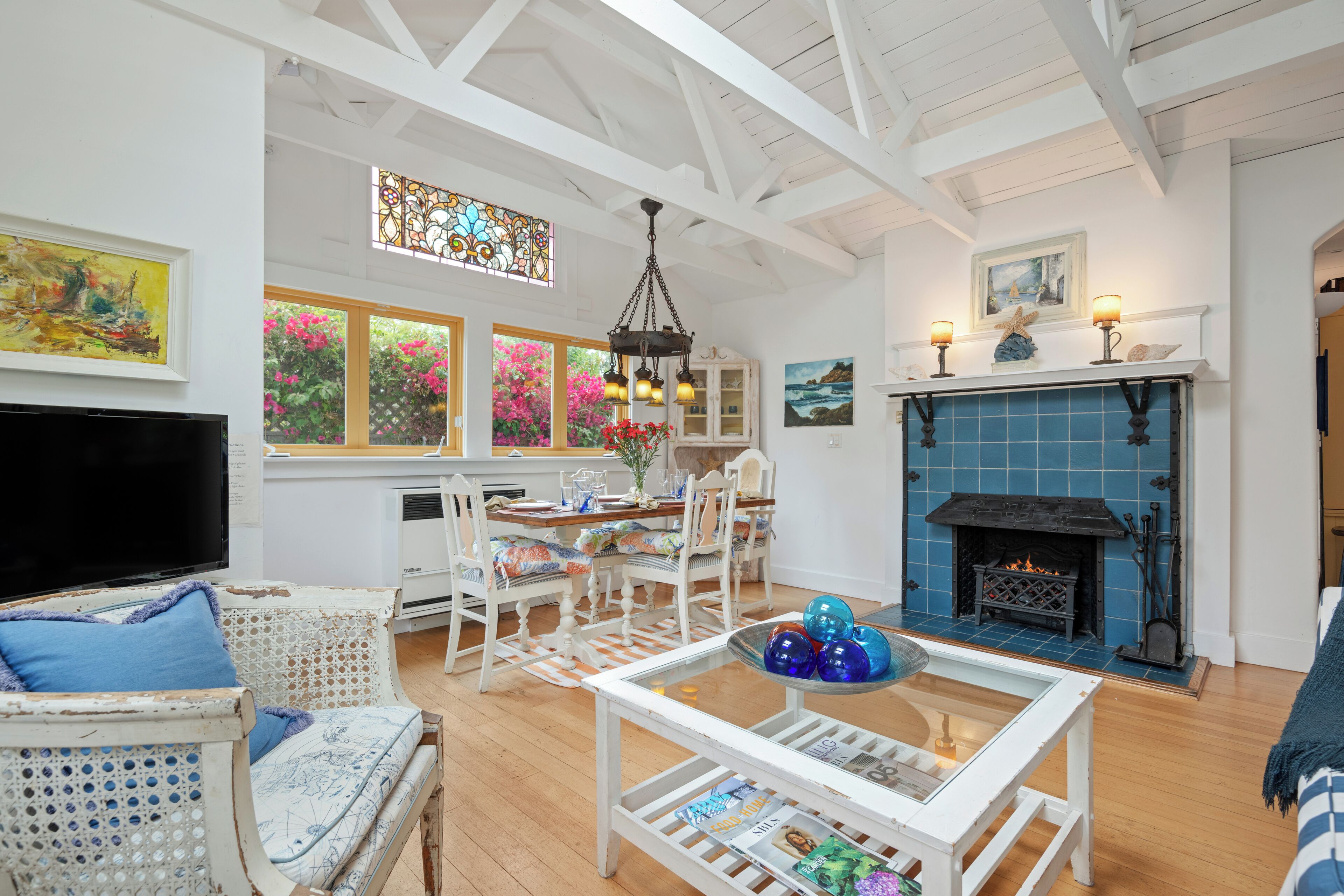 Fernseher, Kamin, DVD-Player, Bücher