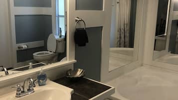 Combined shower/tub, towels, toilet paper