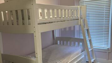 3 bedrooms, desk, iron/ironing board, free WiFi