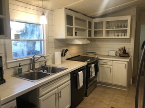 雪櫃、微波爐、焗爐、爐具