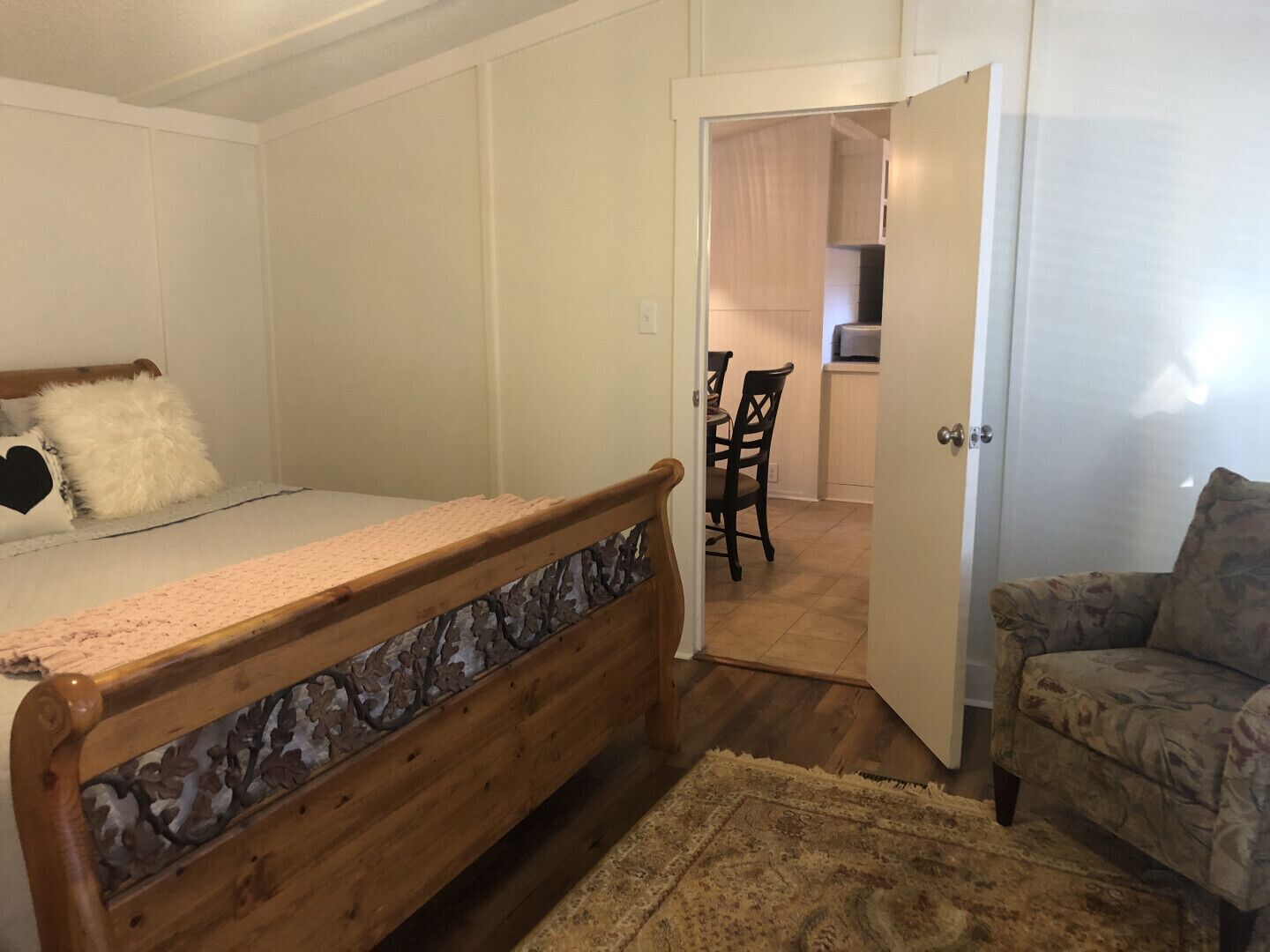 3 bedrooms, desk, iron/ironing board, free WiFi