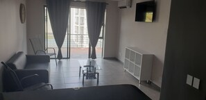 Living area - Tyger Waterfront luxurious and Central (Stellenbosch University)