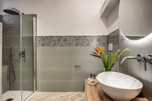 Regadera, secadora de cabello, bidet, toallas 