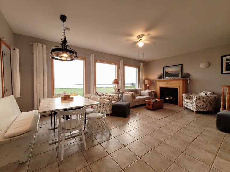 Oceanfront - Pei Beach House By The Bay - 4 Star - Great Location - Summerside